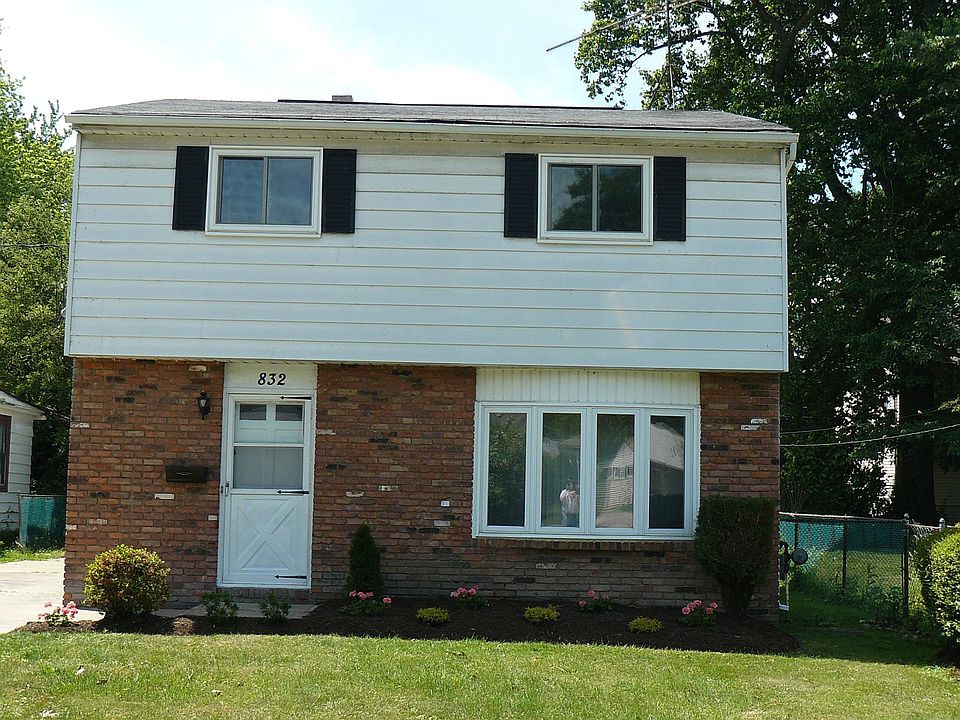 2nd image of 832 Chestnut Rd