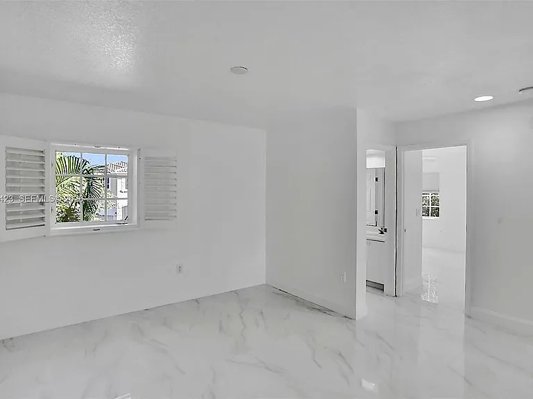 21032 NE 32nd Ave — Photo 10