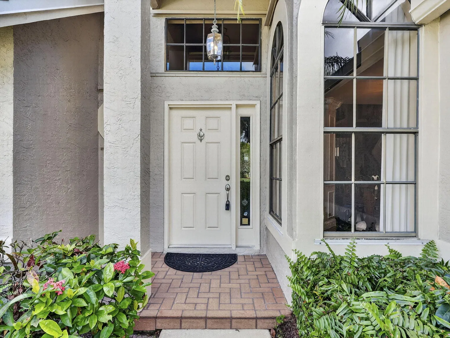 3 bed, 2.5 bath, 2242 sqft, $8,000 — Photo 3