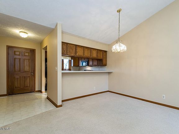 5th image of 2642 Falcon Pointe Dr NW #4