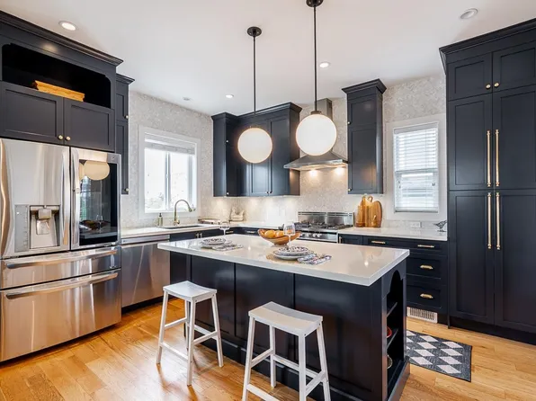 457 E 11th St, North Vancouver, BC V7L 2H3