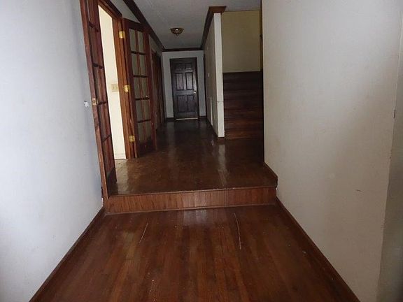 5th image of 200 Amberwood Dr E