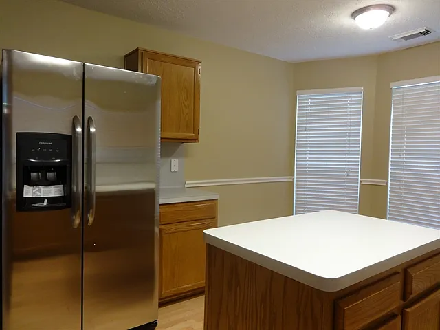 3 bed, 2.0 bath, 1802 sqft, $2,190 — Photo 3
