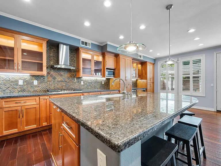 18785 Roxbury Ln — Photo 47