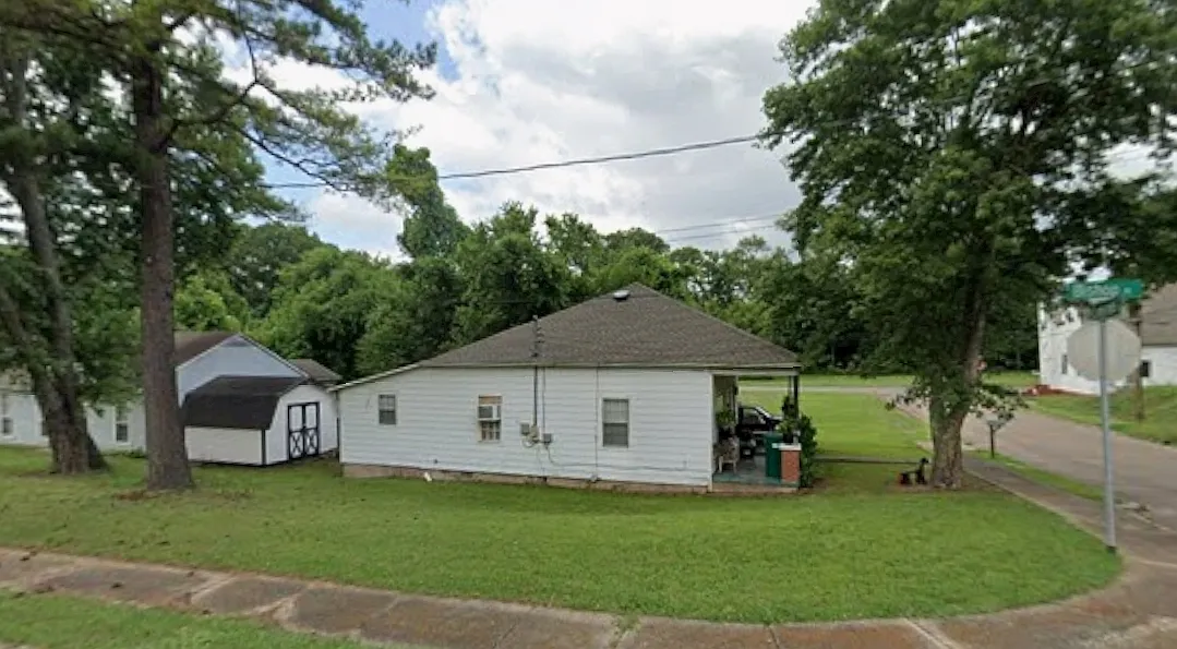 3 bed, 1.5 bath, 1147 sqft, $1,200 — Photo 1