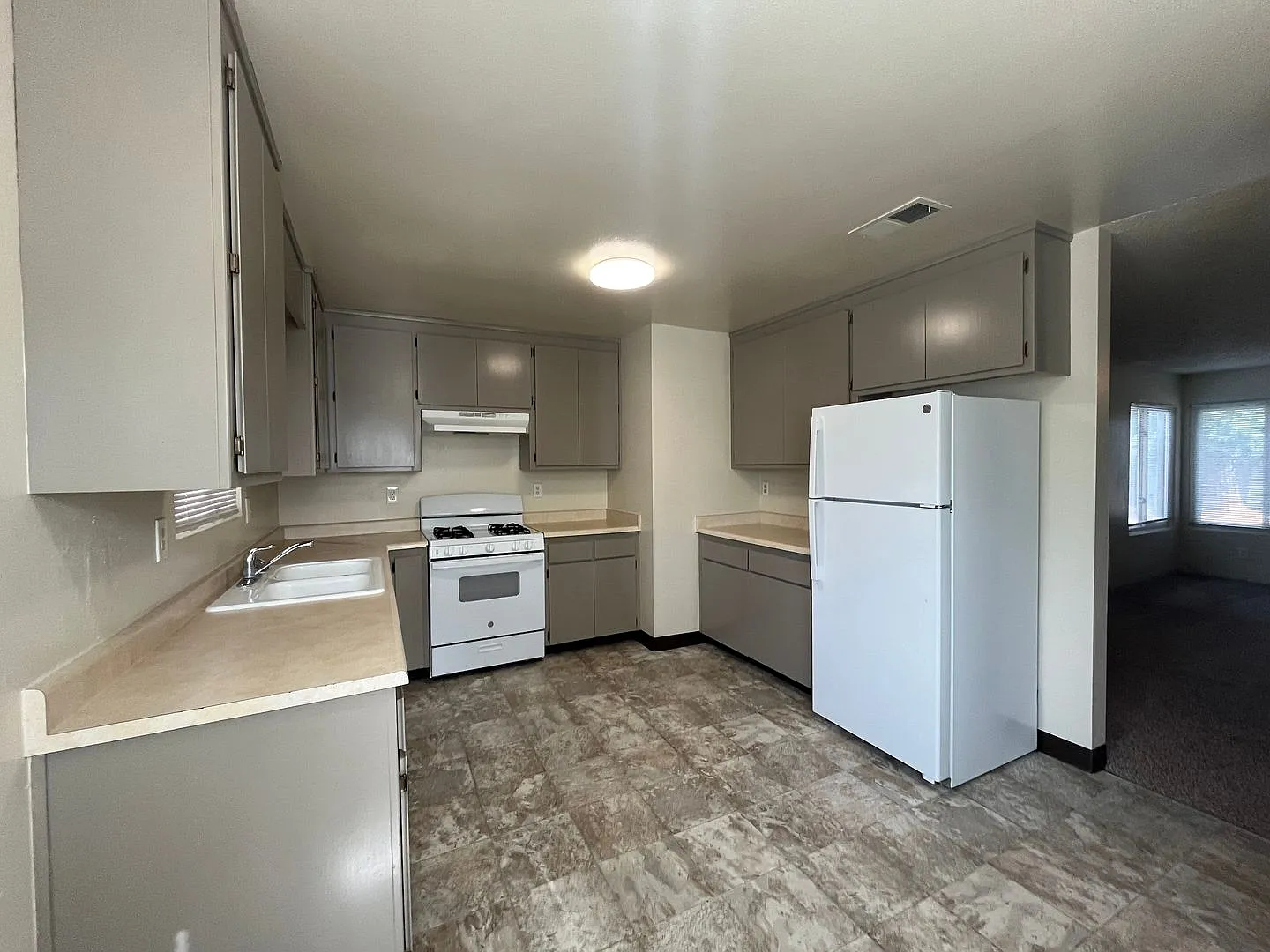 Anderson 3 Bedroom Home in Cascade Neighborhood with fenced yard — Photo 2