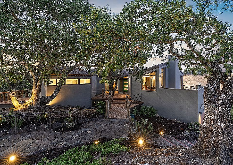 Welcome to 2 Leeward Glen