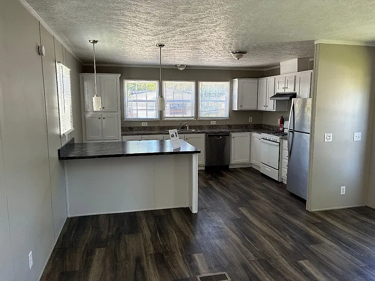 847 S 74th Pl — Photo 4