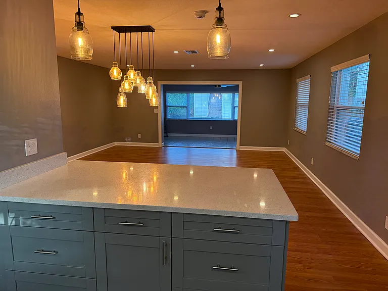 213 S Bradford Ave — Photo 3