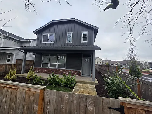 877 Park Ave NE Photo 1