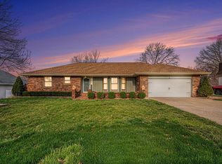 6104 N Mersington Ave, Gladstone, MO 64119