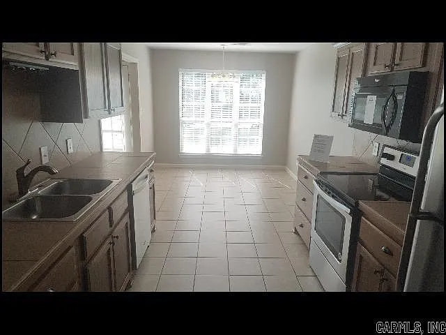 3 bed, 2.0 bath, 1559 sqft, $1,625 — Photo 3