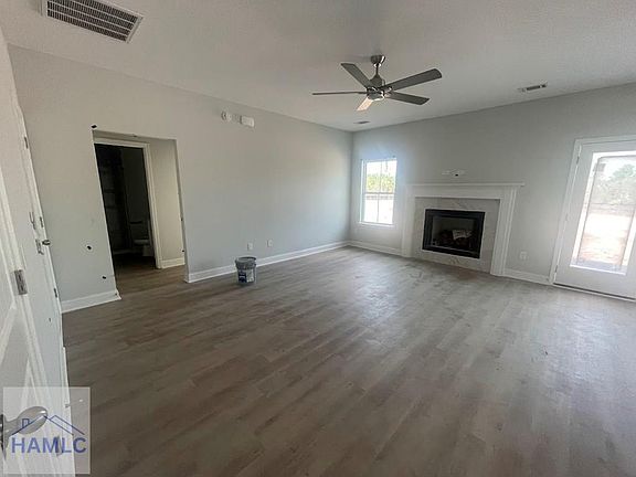 4th image of 302 McClelland Loop NE