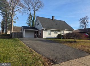 44 Peacock Ln, Willingboro, NJ 08046