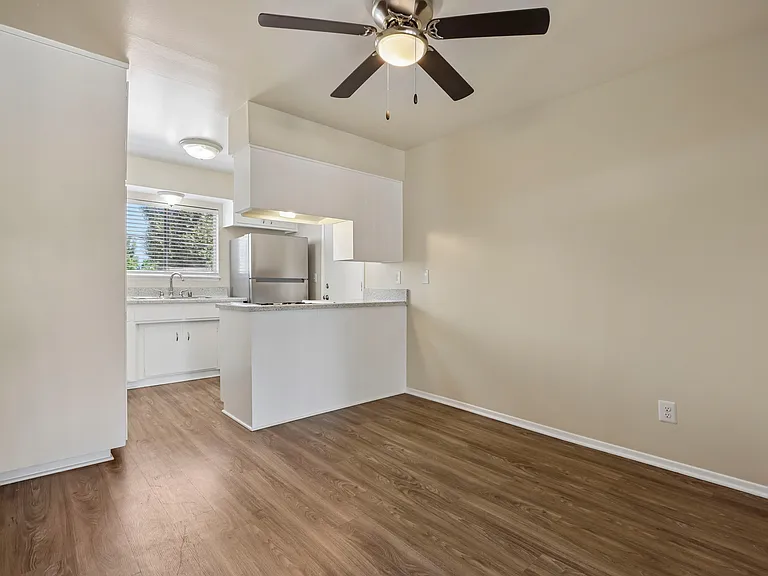 East Cypress — Photo 11