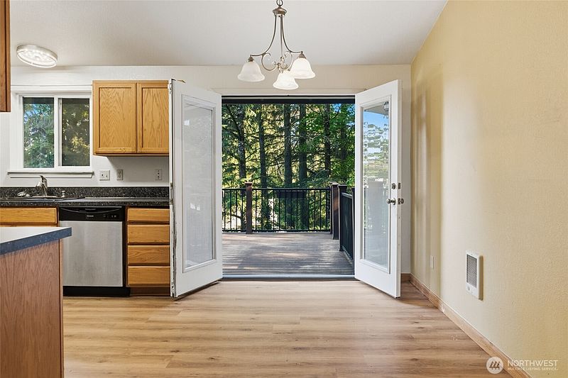 5th image of 71 NE LORRAIN Court