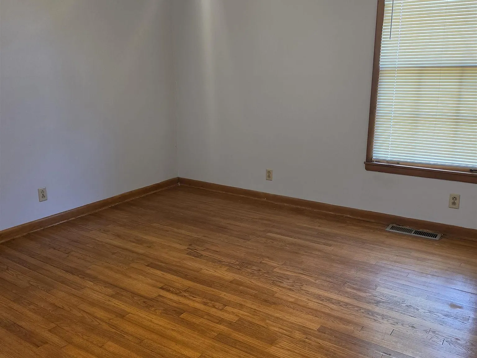 3 bed, 2.0 bath, 1795 sqft, $1,650 — Photo 2