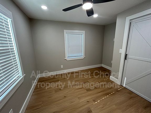 2nd image of 3235 Queen St N