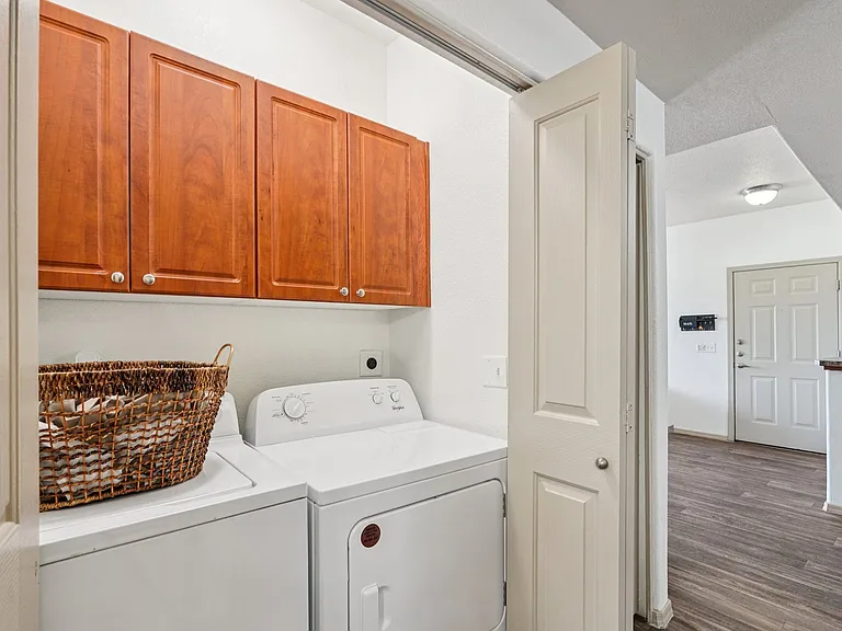 Del Mar Apartments — Photo 13
