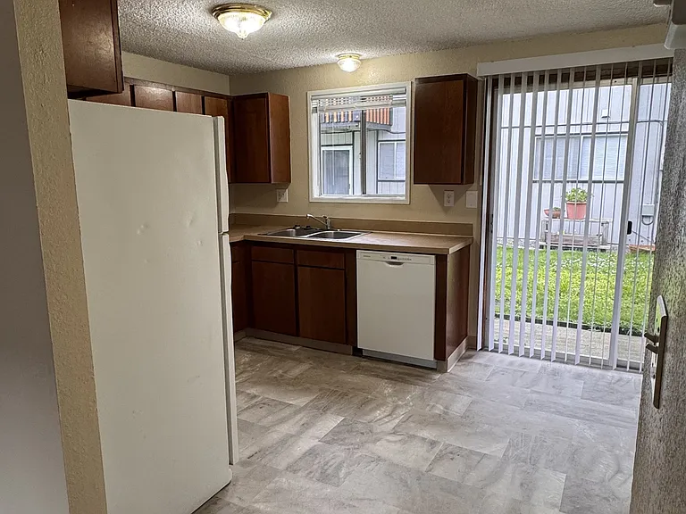 427 Hewitt Ave — Photo 1