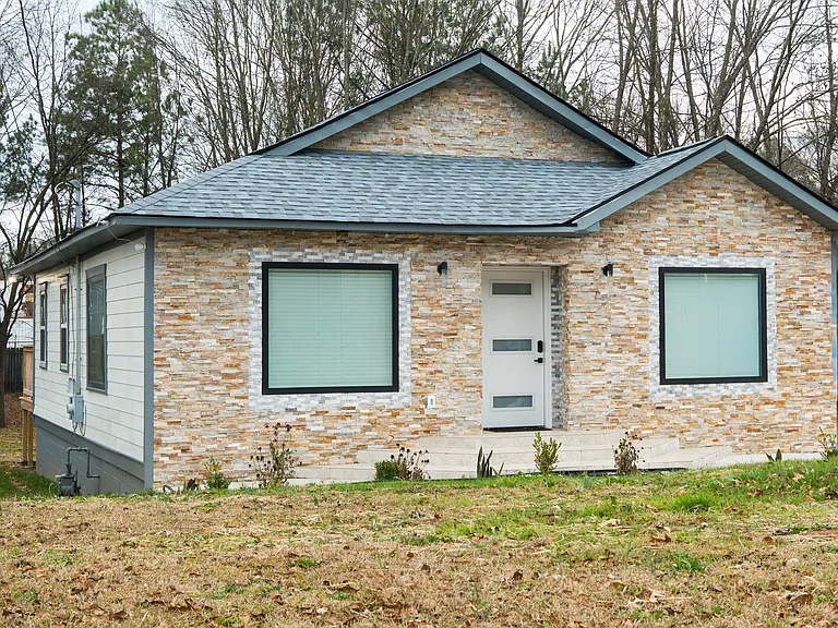 245 Miller Reed Ave SE — Photo 2