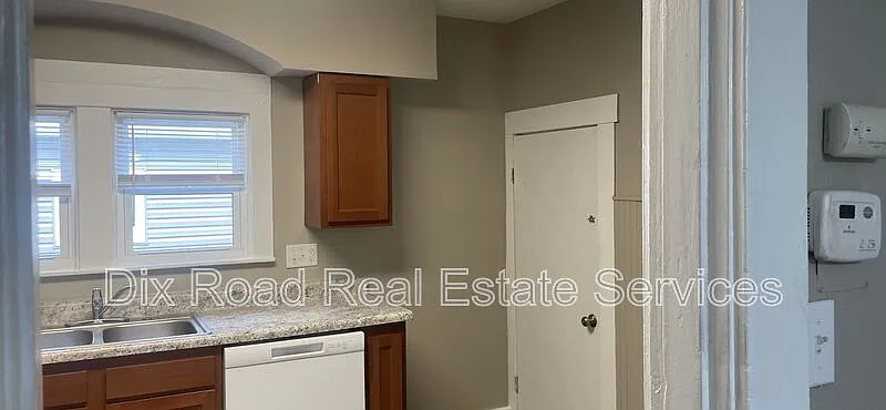 3 bed, 1.5 bath, 1048 sqft, $1,195 — Photo 4