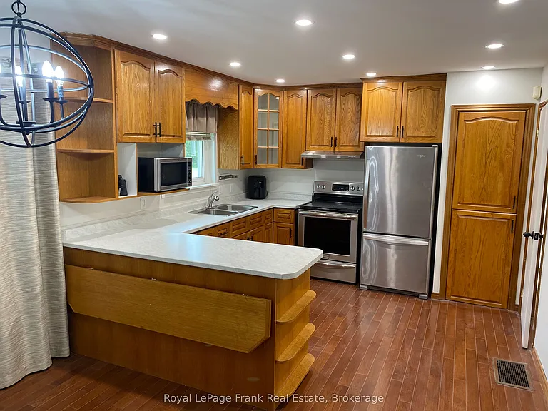 2350 7th Line #MAIN FLOOR — Photo 4