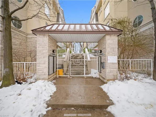 28 Stadium Rd #132, Toronto, ON M5V 3P4