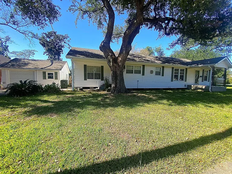 135 W Oak Ln — Photo 20