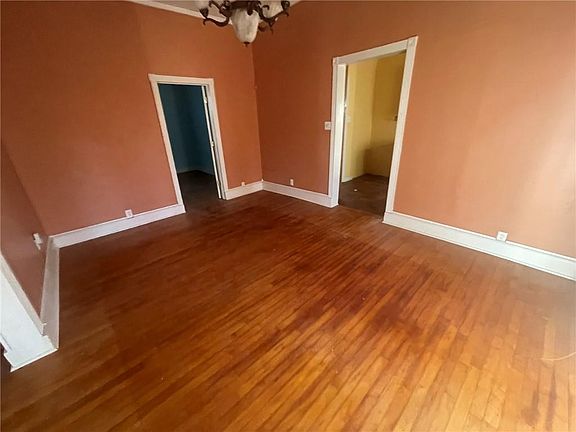 2nd image of 724 E Clinton St