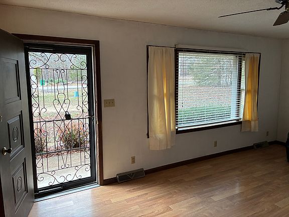 3rd image of 304 N Bend Dr