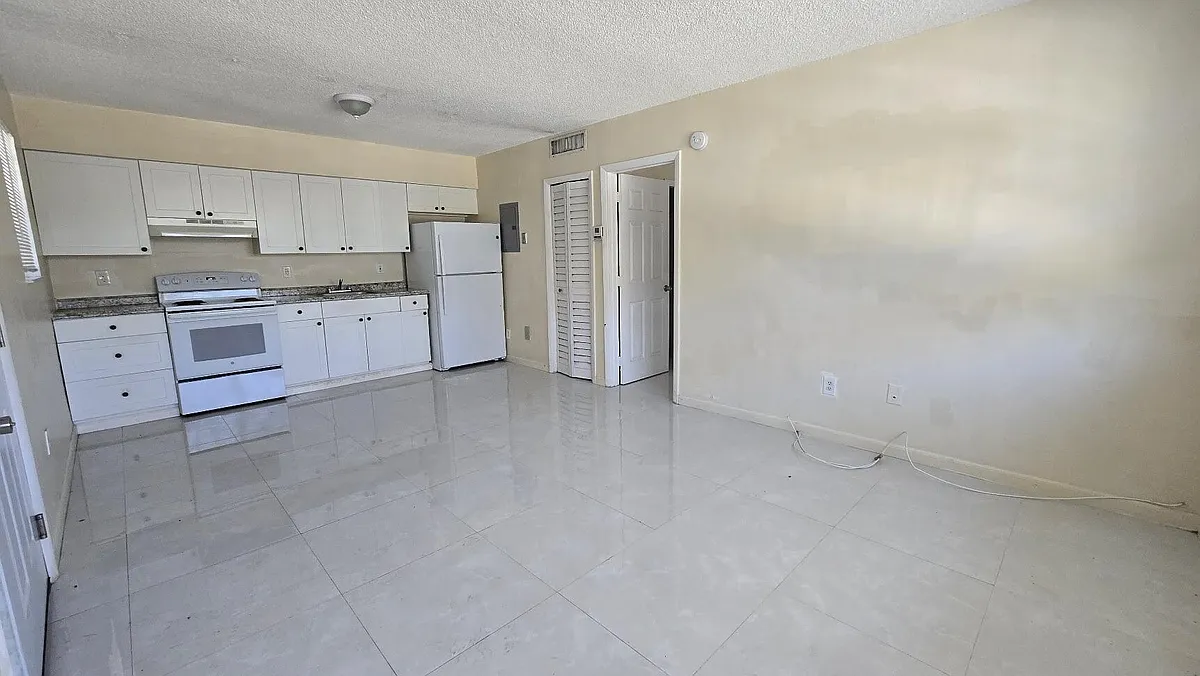 Building Photo - 1290 NE 142nd St #2