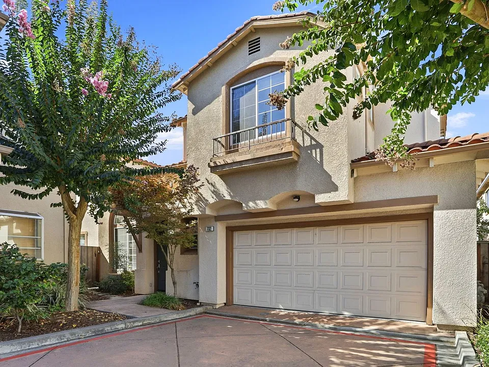 732 Villa Centre Way