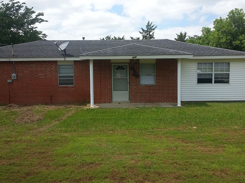 House sets on Lg.corner Lot