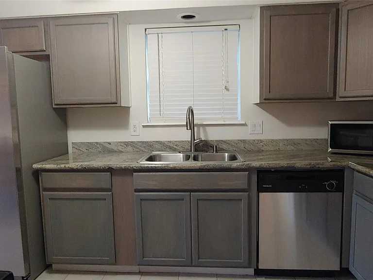 1930 Pepperwood Ln — Photo 3