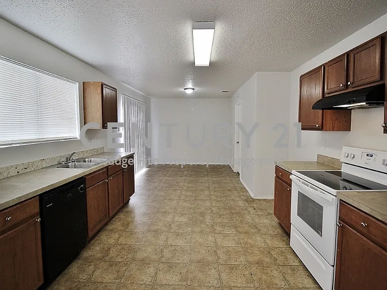 3325 Tioga St — Photo 5