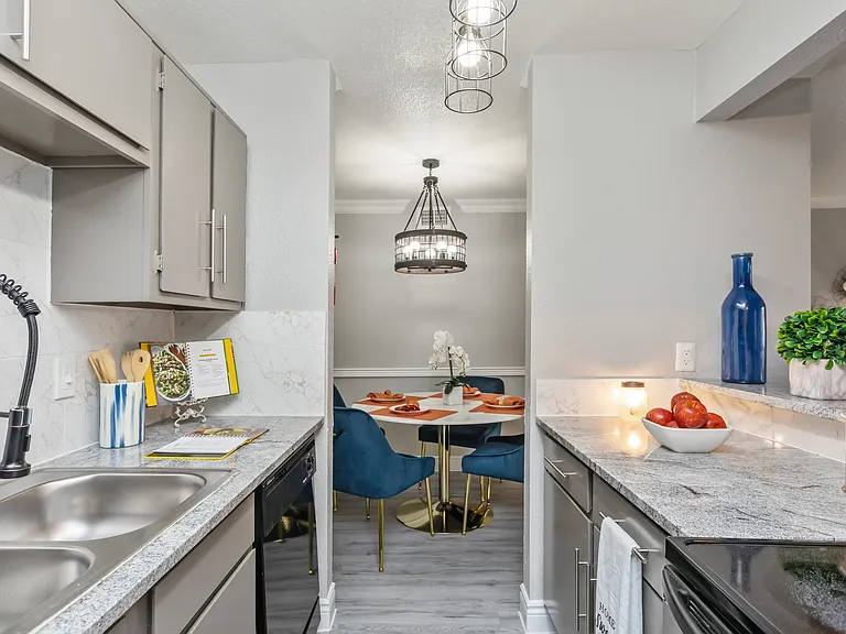 Del Mar Apartments — Photo 12