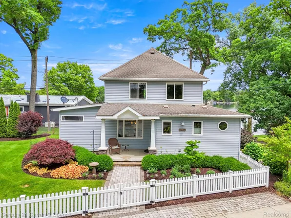 5443 Ridgemont St, Howell, MI 48843