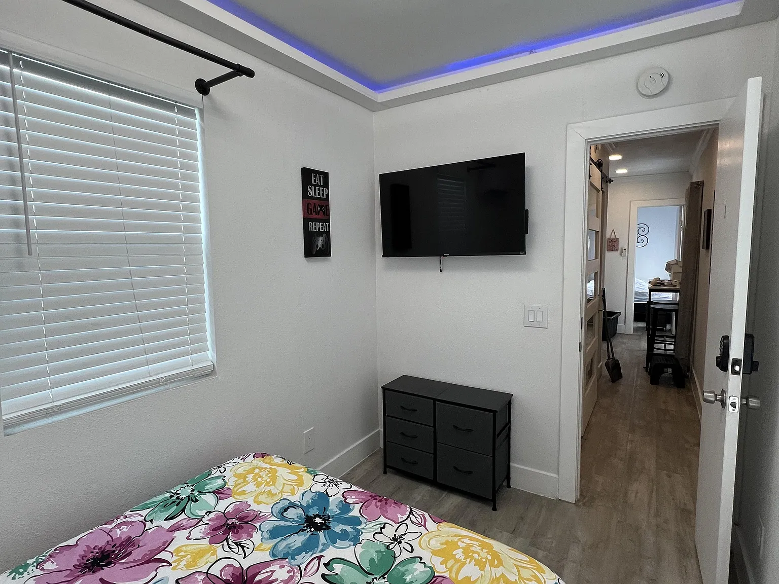 2 bed, 1.0 bath, 320 sqft, $866 — Photo 2