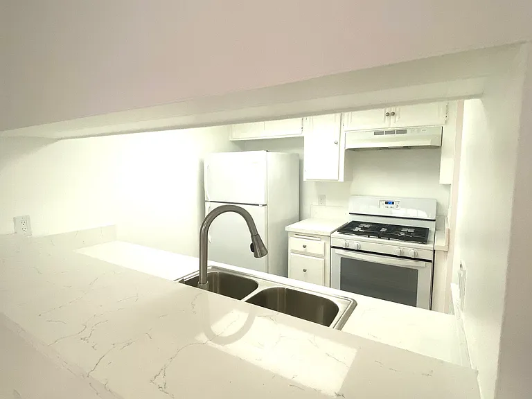 5617 Carlton Way #204 — Photo 10