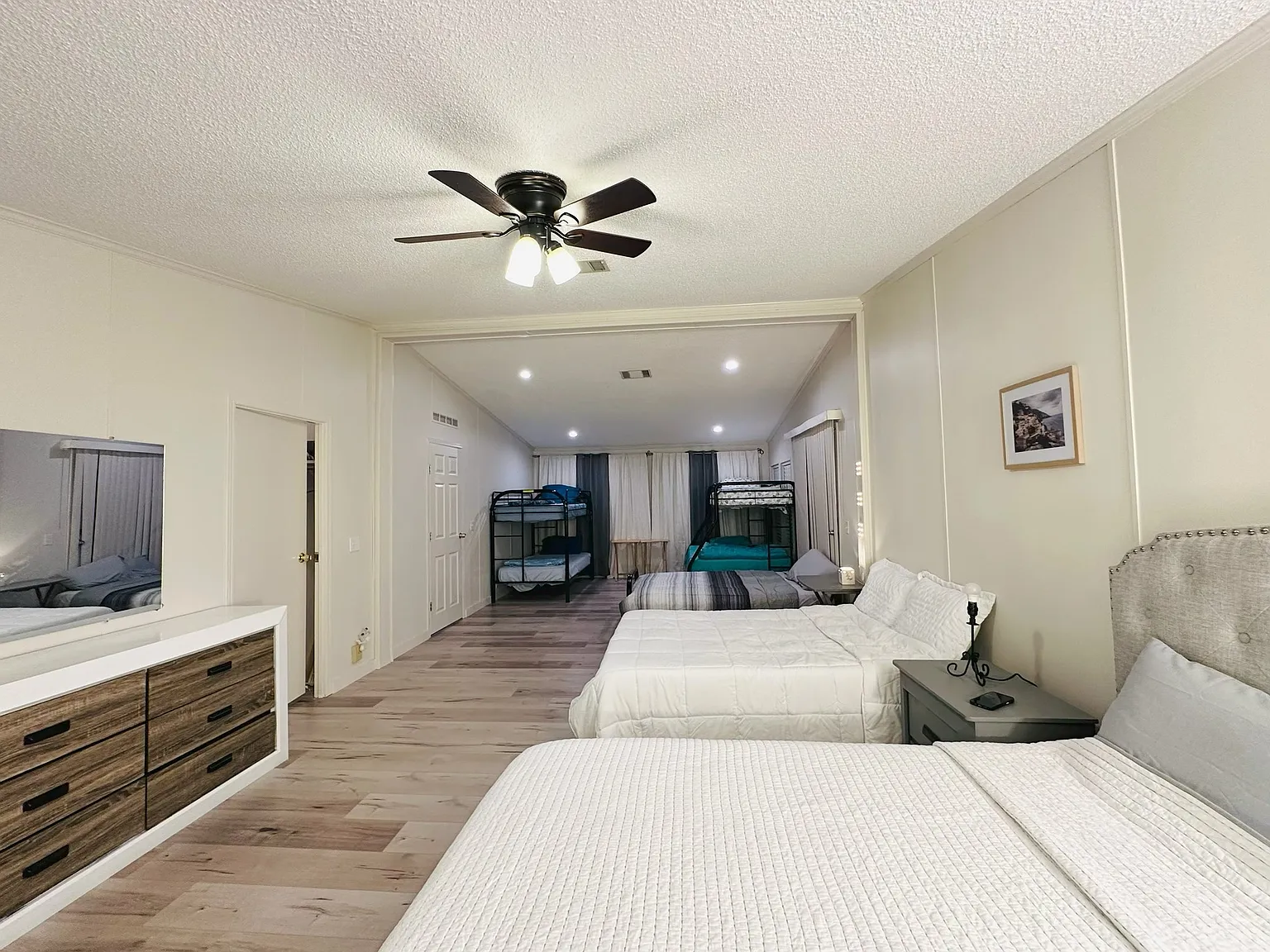 3 bed, 2112 sqft, $3,200 — Photo 3