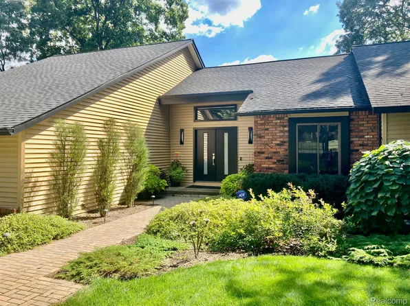 4612 Curtis Ln, Clarkston, MI 48346