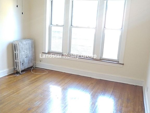 3rd image of 1256 W Montrose Ave APT 1R