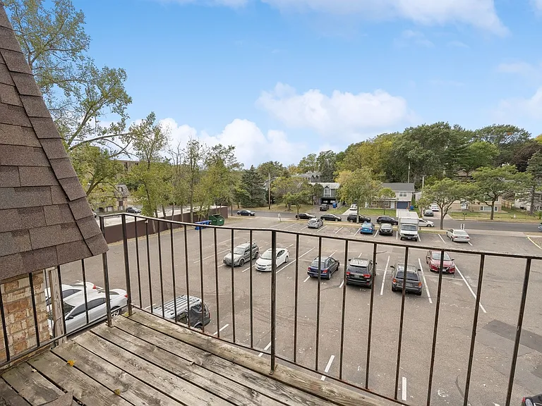 Van Dyke Apartments — Photo 9