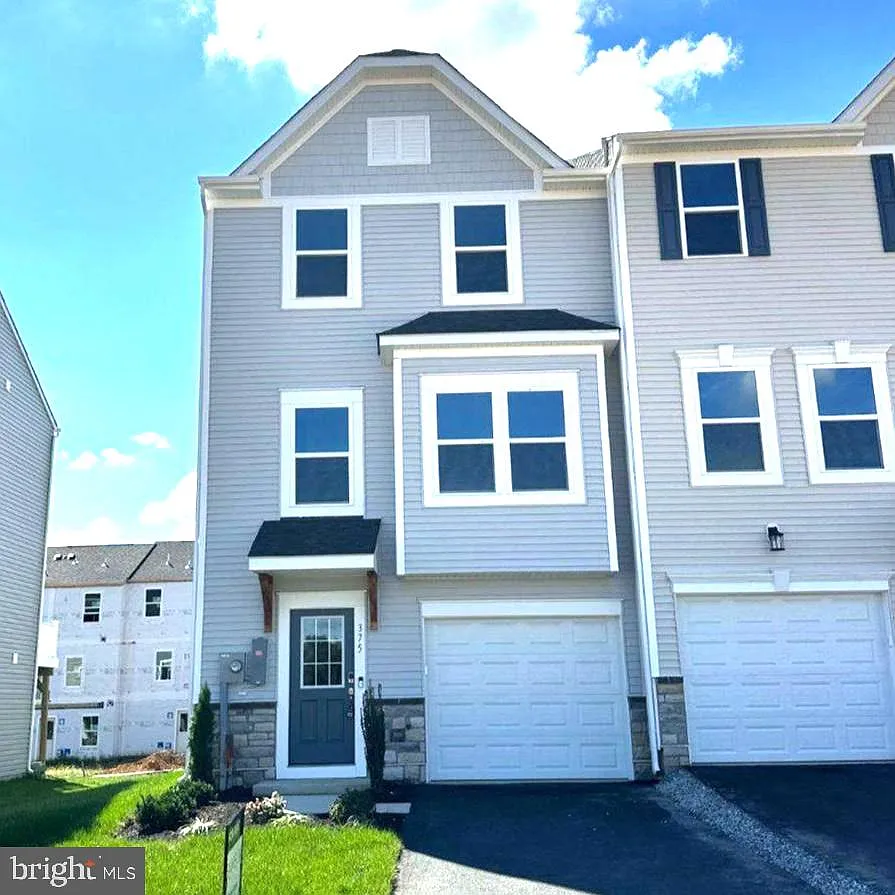 4 bed, 3.5 bath, 2300 sqft, $2,200 — Photo 2