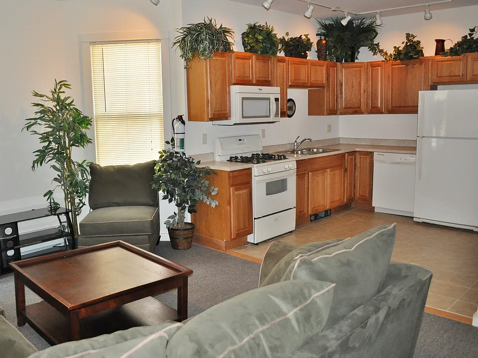 103 Highland Pl #1