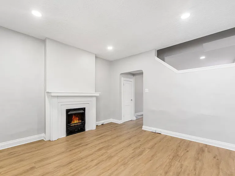 415 Mithoff St — Photo 7