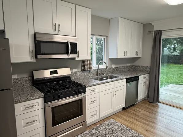 933 Wilmette Ter, Lake Zurich, IL 60047