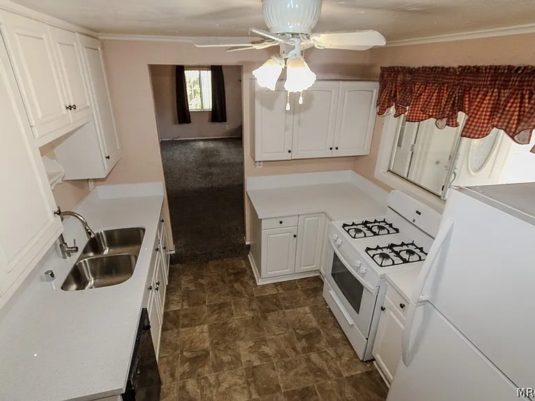 870 Ash Ln — Photo 11