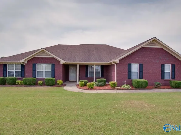 285 Maple Leaf Dr, Huntsville, AL 35811